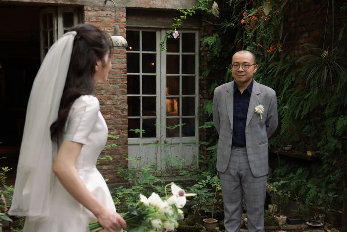 Hoa với tấm voan, Sơn đứng đợi phía sau