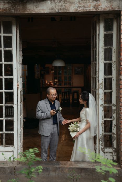 Sơn và Hoa nắm tay ở ô cửa